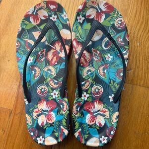 Women’s Iqushion Floral FitFlop Sz 5